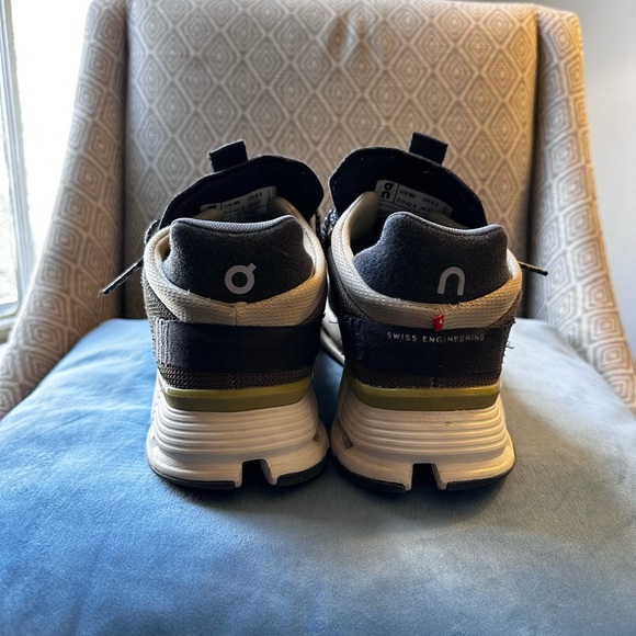 On CloudNova Cloud Nova Running Ivy Eclipse - Picture 2 of 3